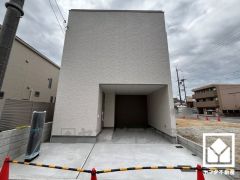 リビングと繋がる広々とした中庭もあり、プライバシーに配慮された明るく開放的な空間でおうちカフェなども楽しめます。