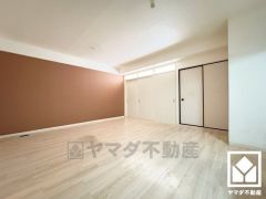 洋室側に高窓を設置し自然光を取り込む、開放感あふれる暮らし。隅々まで光が降り注ぎ、明るく心地の良い空間。