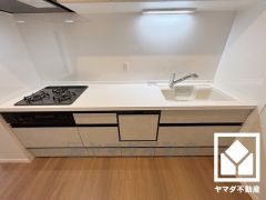キッチンは空間を有効活用できる壁付けタイプ。