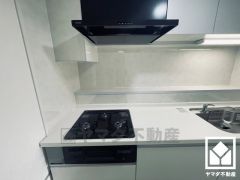 家族のごはん作りがはかどる。同時調理ができる3口コンロ付き。