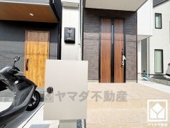 スッキリとしたスタイリッシュなデザインのダイヤル錠付きポストが設置されています。