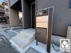 施錠から伝票への押印まで自動で行えるパナソニックの宅配ボックス「COMBO」を搭載しています。留守でも安心、荷物の受け取りをスムーズに。
