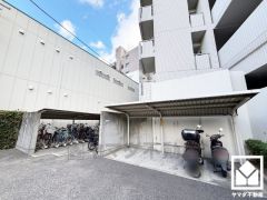 屋根付きのバイク置場を完備。雨や風、直射日光からお乗り物を守ることができます。