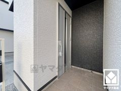 ドアのスリット窓から光が差し込み、外出時にも帰宅時にも、明るい気持ちになれる玄関です。