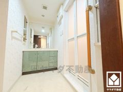 小さなお子様のお風呂上りもこのスペースがあればゆったりとして頂けます。室内洗濯機置場がございますので、天候に左右されず洗濯していただけます。