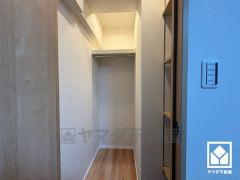 収納力豊富なウォークインクローゼット付き。お洋服はもちろん、スーツケースなどの大物もしっかり収納できます。