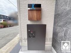 施錠から伝票への押印まで自動で行えるパナソニックの宅配ボックス「COMBO」を搭載しています。留守でも安心、荷物の受け取りをスムーズに。