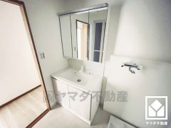 使いやすさが考えられた3面鏡の洗面台です。収納付きのためスッキリお使い頂けます。