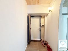 玄関扉はルーバー網戸付き。虫や視線をカットしながら風通しを確保できるので、夏場に涼しい風の取り込みや、湿気・においの排出にも重宝します。