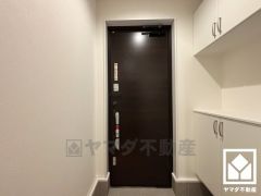 玄関にはシューズボックスを完備。家族の靴もしっかり収納できるので、玄関がいつも片付き、気持ちよくお客様を迎えられます。