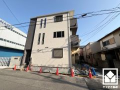 東側には県道191号線が通っています。北側は名神高速道路と交差し、尼崎インターチェンジまで下道で15分圏内。南側は大阪から福岡を結ぶ国道2号線と交差しており車で5分圏内。車での移動もしやすい立地です。