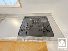 家族のごはん作りがはかどる。同時調理ができる3口コンロ付き。