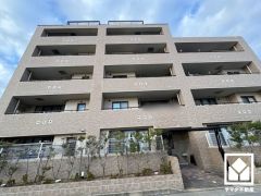 収納付きでスッキリお使い頂ける3面鏡の洗面台がございます。洗面ボウルが広めなので、忙しい朝でも身支度がしやすく時短になります。