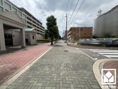 お買い物施設が徒歩圏内に複数あり、便利な住環境です。