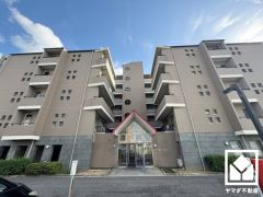 陽光に映える美しい外観。街並みに馴染みながらも、ひときわ目を引く存在感。