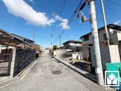 南側へ徒歩10分ほど歩くと緑豊かな「新池」がございます。池の周りには遊歩道も整備されており、お散歩やウォーキング、野鳥観察なども楽しめる住環境です。