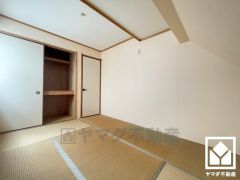 約6帖の3階和室です。畳の香りに包まれる、心落ち着く和の空間。忙しい日常の中で、ほっと一息つける癒しの住まい。（リフォーム前の写真です）