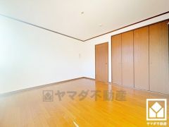 大きなクローゼット付きの洋室で整理整頓しやすいです。