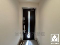 ドアのスリット窓から光が差し込み、外出時にも帰宅時にも、明るい気持ちになれる玄関です。