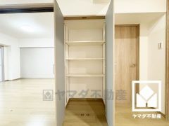 リビングにも収納があり、住空間を広々お使いいただけます。