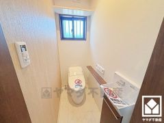 トイレにも小窓が付いており、明るく換気のしやすい空間です。