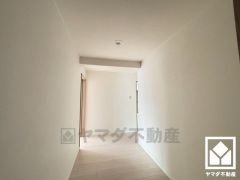 シンプルで洗練された玄関スペース。帰るたびにホッとできる、心地よい住まいの入り口。