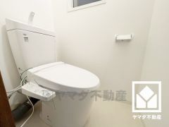 明るく清潔感溢れるトイレです。小窓が付いているので日中は明るく、居心地の良いプライベートスペースです。