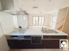 カウンターキッチンなので配膳や片付けがしやすく、お料理中でもお子様の様子が分かって安心です。