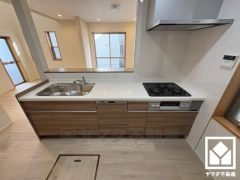 カウンターキッチンなので配膳や片付けがしやすく、お料理中でもお子様の様子が分かって安心です。キッチン横には窓がございますので、昼間は手元が明るく、お料理がはかどります。