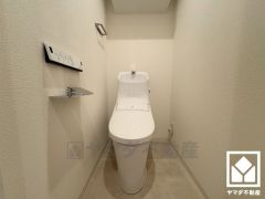 明るく清潔感溢れるトイレです。トイレットペーパーのストックや、消耗品置き場などとしてお使いいただける吊戸棚がございます。