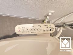 温水洗浄便座付きで、季節を問わずいつでも温かい便座をお使いいただけます。