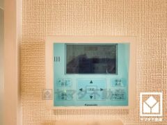 太陽光発電システム搭載。自家発電した電気を使うことで電気代の節約になると同時に、電気料金に含まれる再エネ賦課金の支払い額の削減にも繋がり、余剰電力を売ることで収入を得ることもできます。