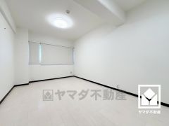 約7帖の洋室です。大きな窓からは明るい光が降り注ぎます。柔らかな光が差し込むお部屋で、快適で落ち着いた生活をお送りいただけます。