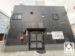 落ち着いた色合いと品のあるデザイン。街並みに馴染みながらも、ひときわ目を引く存在感。