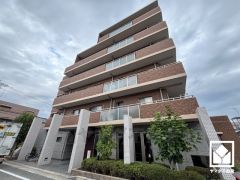 洗練された外観デザインが、住まう誇りを演出。街並みに馴染みながらも、ひときわ目を引く存在感。