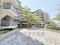 敷地内は木々が多く植えられていて、四季の移り変わりが感じられる緑豊かな景観です。