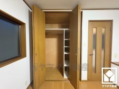 新たに家具を買わなくても良いので、ハンガーパイプ付きのクローゼットは嬉しいですね。棚も豊富に設置されており、整理整頓がしやすい設計になっています。