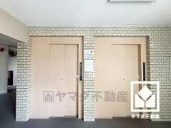 複数基のエレベーターを設置し、待ち時間を短縮。快適な住まいへのアクセスをスムーズに。