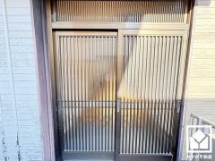 格子戸や欄間の窓から光が差し込み、外出時にも帰宅時にも、明るい気持ちになれる玄関です。