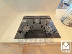 家族のごはん作りがはかどる。同時調理ができる3口コンロ付き