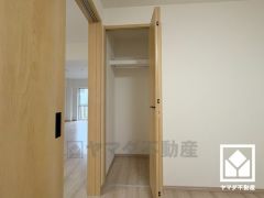 クローゼットは奥行きがあるので、収納力も申し分ありません。ご成約でヤマダポイントプレゼント中です。お問合せお待ちしております。