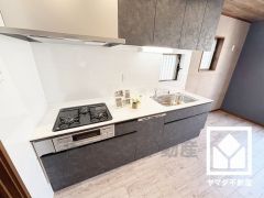 調理に手間がかかりがちな肉や魚を、短時間でサッと焼き上げることができるグリル付き。換気効率が高くお手入れしやすいスリム型のレンジフードも完備。スッキリとしたスタイリッシュなデザインも魅力の一つです。