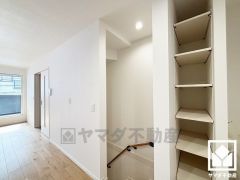 キッチンのサイドスペースにはパントリーを完備。食品のストックや食器等もすっきり片付けることができます。