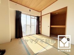 押入にはお客様用の座布団や寝具も収納可能。全居室バルコニーに繋がるお部屋となっております。風通しが良く、明るい陽光がたっぷり差し込む心地よい生活空間です。