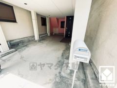 広々とした2台分のインナーガレージを完備。重い荷物や雨の日の移動もスムーズで、快適なカーライフを実現。