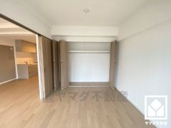 約6.7帖の洋室はバルコニーにつながるお部屋で、通風・陽当たり良好。大きなクローゼットなので整理整頓しやすいです。