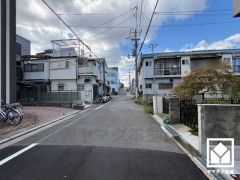 前面道路幅員約6.0mとゆったりとした広さがあるのでファミリーカー等の車の出入れも楽にできます。