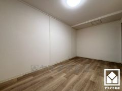 約7.5帖の1階洋室です。玄関から出入りする際に必ず通るお部屋で、リビングとしてもご利用いただけます。