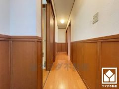 シンプルで洗練された玄関スペース。帰るたびにホッとできる、心地よい住まいの入り口。（リフォーム前の写真です）