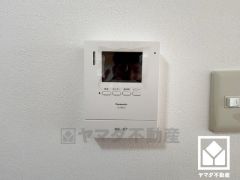 インターホンは突然の来訪時でも安心なモニター付きです。お留守番中のお子様でも簡単に来訪者の確認ができます。